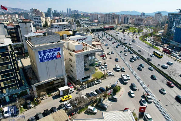 Ataşehir İçerenköy E5 üzerindeki ticari bina